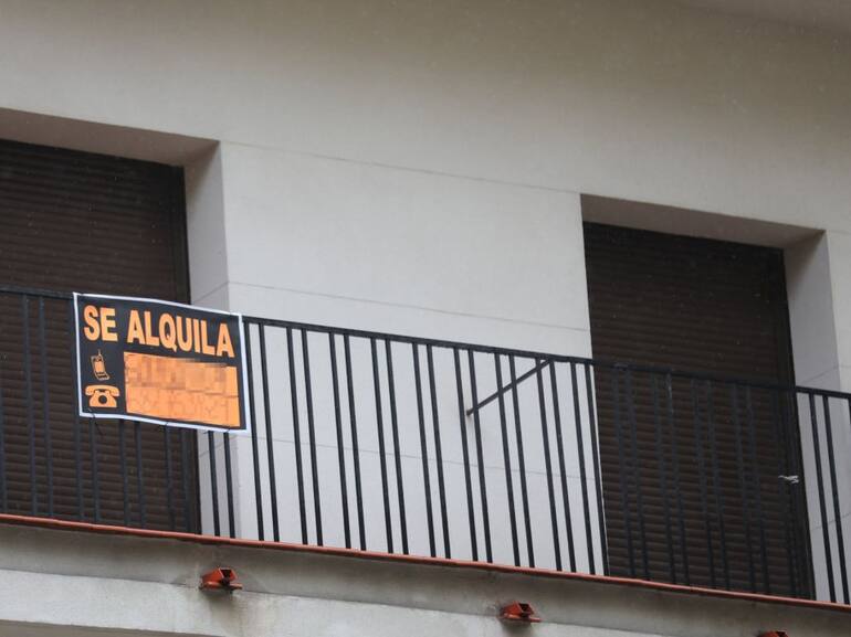 Cartel de se alquila en Castro Urdiales